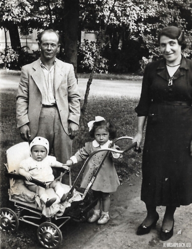 Fajga Rachela Krasiewicz with her husband and children 